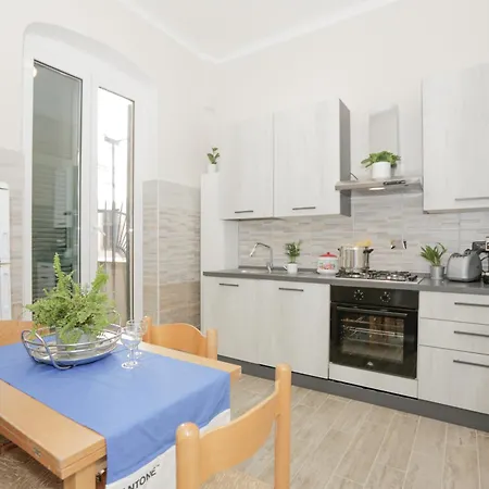 Apartman Patio - 1000 Mbps - King Size Bed - Self Check-in Genova
